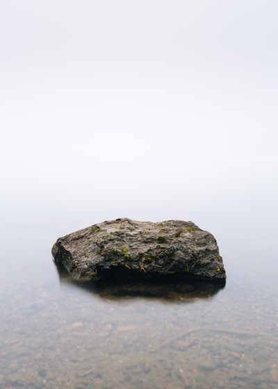 布朗石身体平静的水
